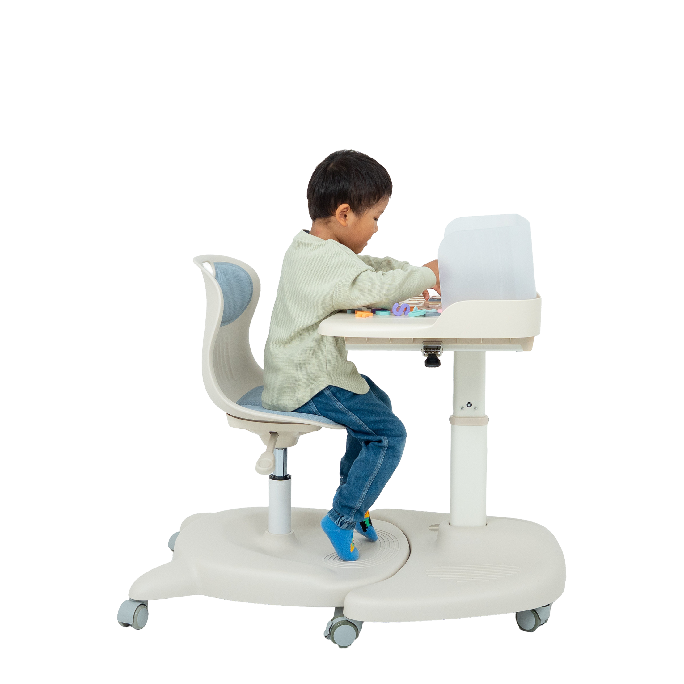 3歳ごろにキッズデスク＆チェアを使う子ども