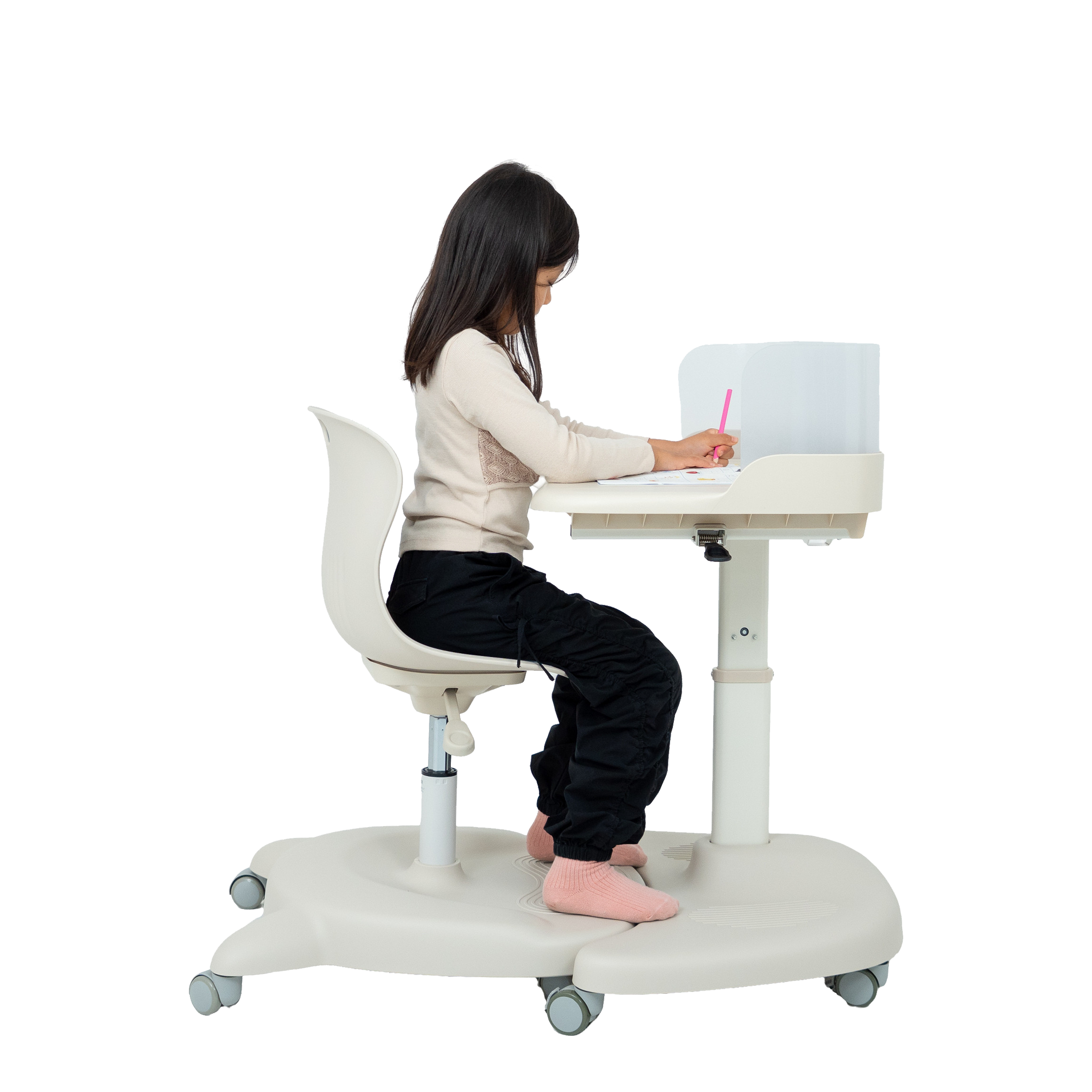 7歳ごろにキッズデスク＆チェアで学習する女の子