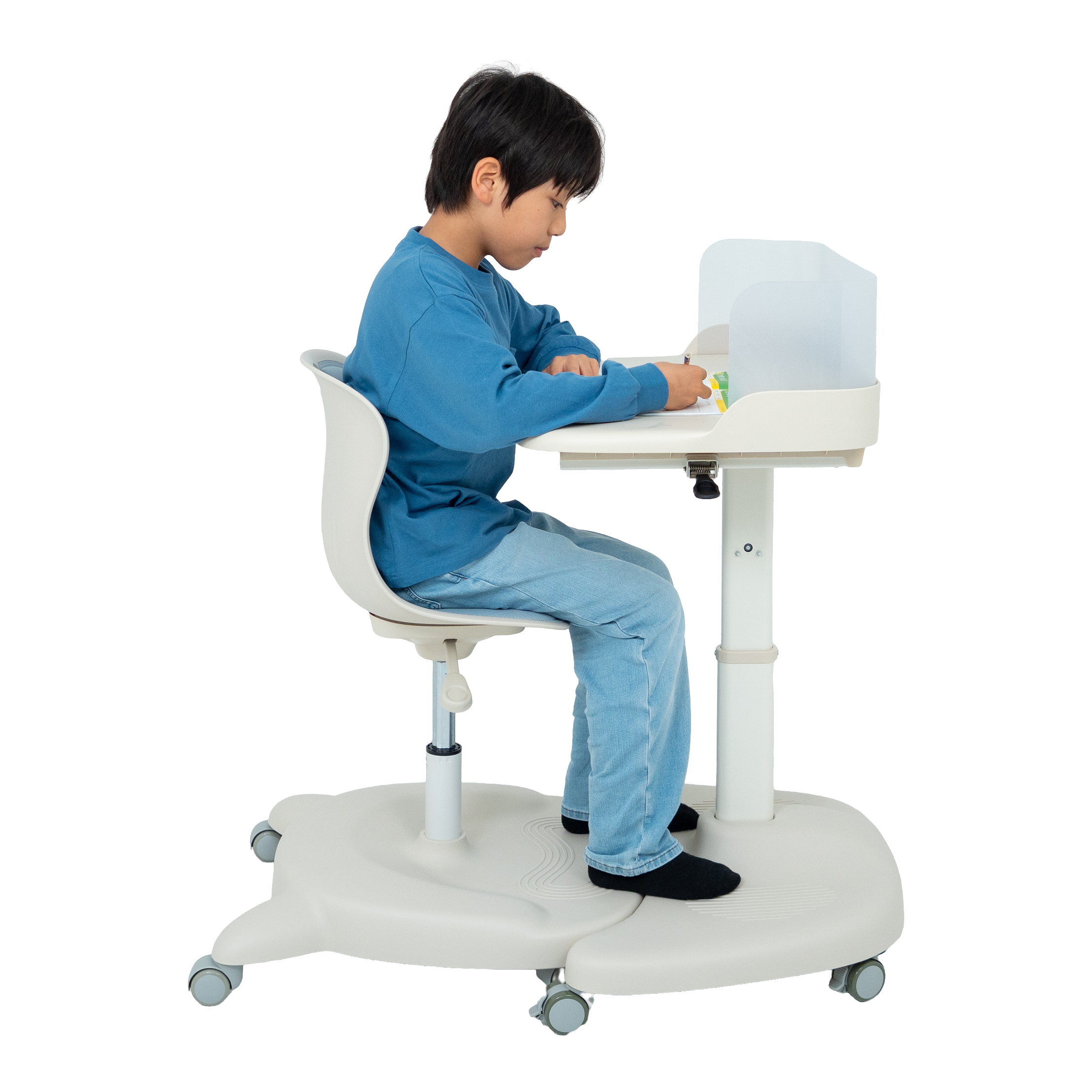 10歳ごろにキッズデスク＆チェアで学習する小学生